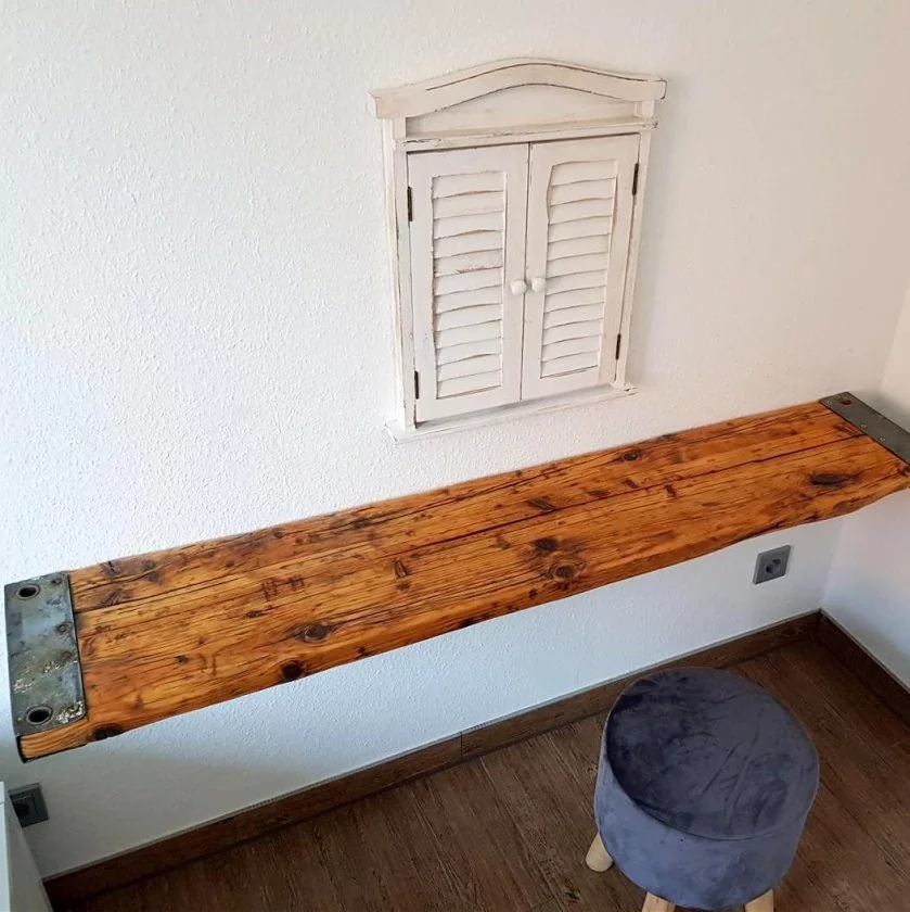 Ablage / Regalbrett / Bohle aus Holz / Massivholz / Altholz / Gerüstbohlen. Farbe honey. Schminkbereich mit Spiegel und Hocker Ablage / Regalbrett / Bohle aus Holz / Massivholz / Altholz / Gerüstbohlen. Farbe honey. Schminkbereich mit Spiegel und Hocker